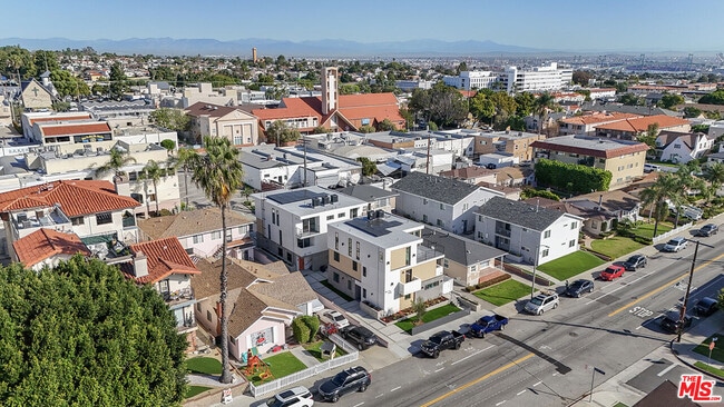 Building Photo - 1430 W 9th St