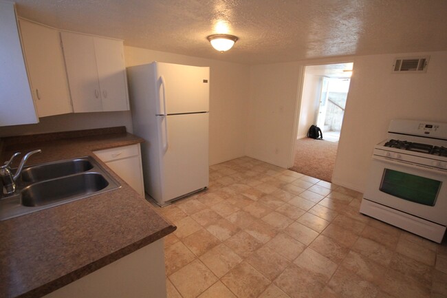 Building Photo - Cute 2 Bed/1 Bath Basement Apartment super...
