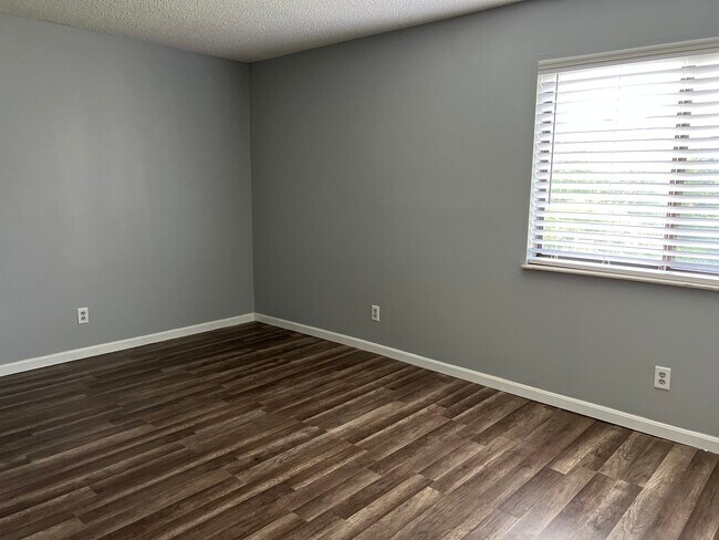 Building Photo - 32 Providence Dr