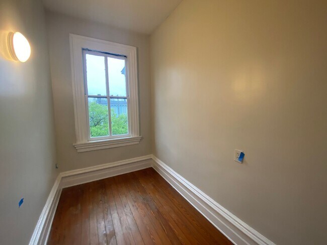 Foto del edificio - 218 E Henry St