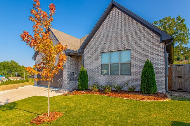 Building Photo - Newer Construction 3 bed 2 1/2 Bath, 2,015...