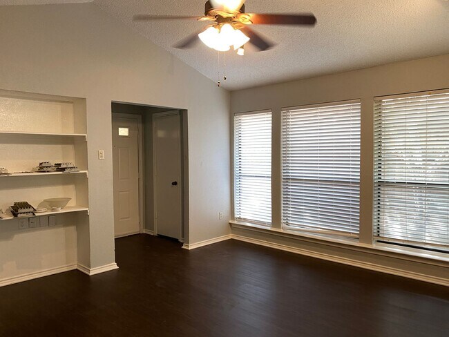 Foto del edificio - 8701-8703-8703 Holly St