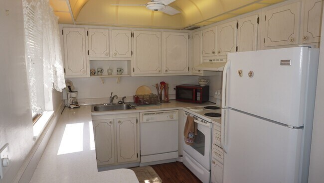 Building Photo - 2 Bedroom / 2 Bath Condo - Furnished