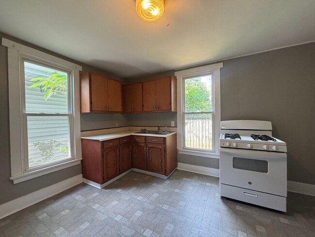 Building Photo - SUPER CUTE 1 BEDROOM 1 BATH HOUSE