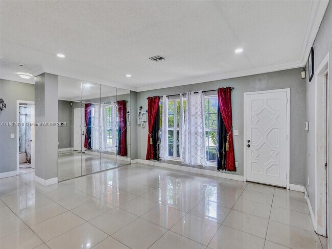 Foto del edificio - 1161 NE 202nd St