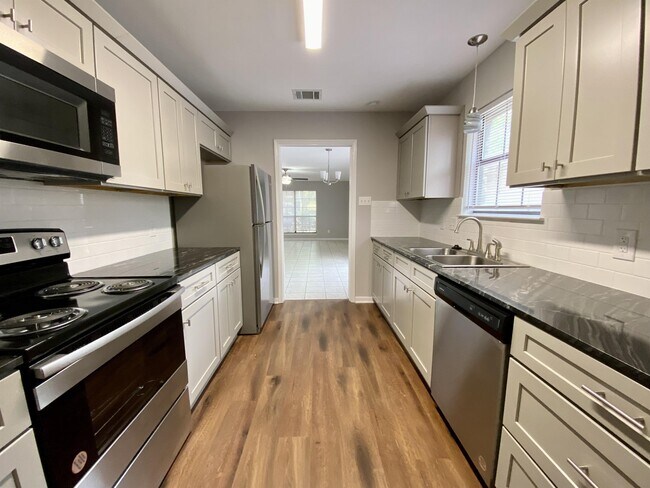 Foto del edificio - 6824 Edmond Ave