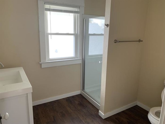 Building Photo - Must See 2 Bedroom Menasha