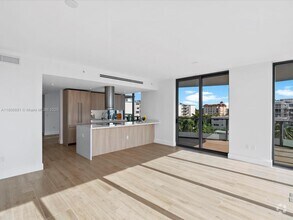 Building Photo - 9901 W Bay Harbor Dr