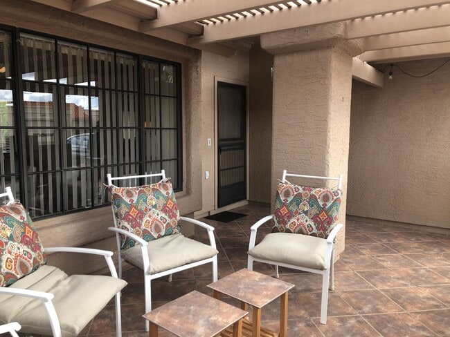 Building Photo - Welcome to this charming 2-bedroom, 2-bath...