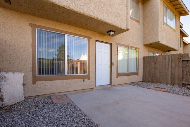 Building Photo - Northwest 3 bedroom, 3 bath unit with a tw...