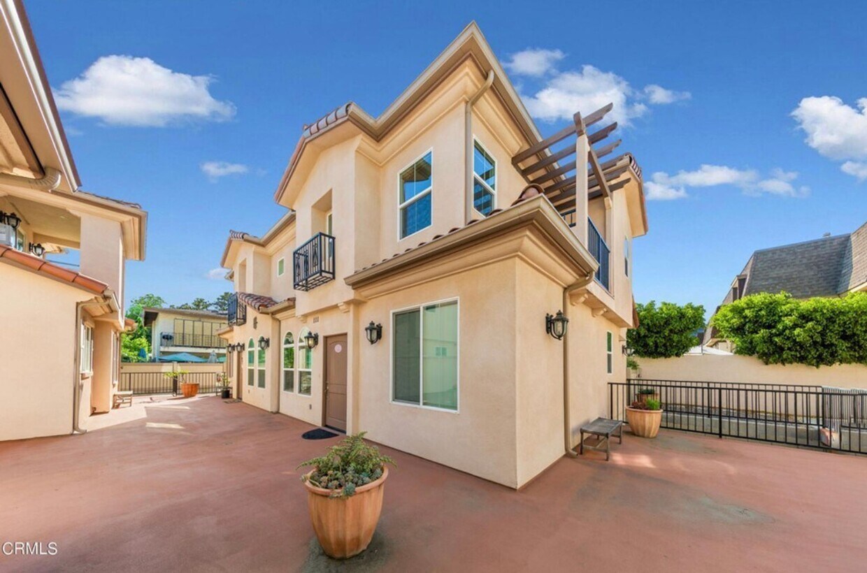Primary Photo - Alhambra 2 beds 2 bath Townhouse for lease