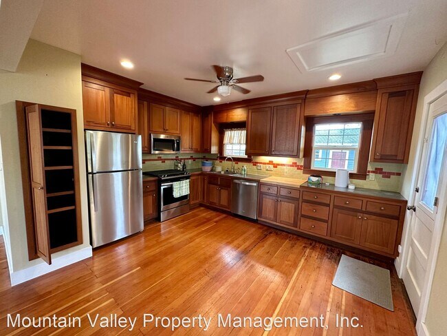 Foto del edificio - 2 br, 1 bath House - 364 Clark St