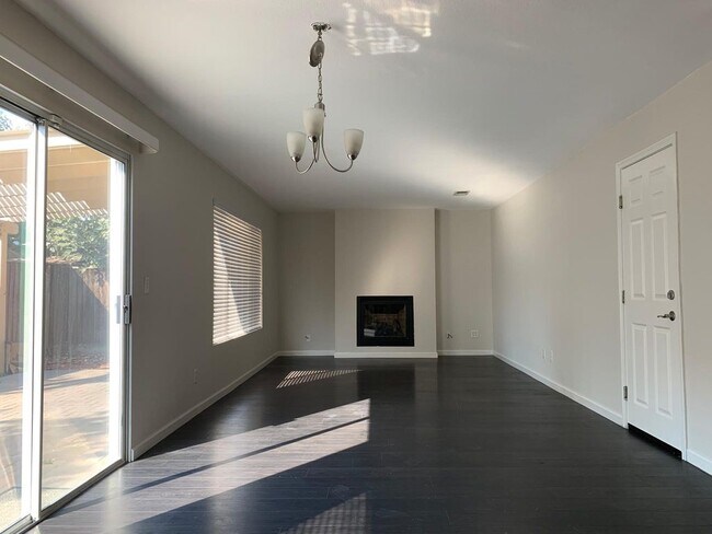 Foto del edificio - 3019 Angeloni Pl