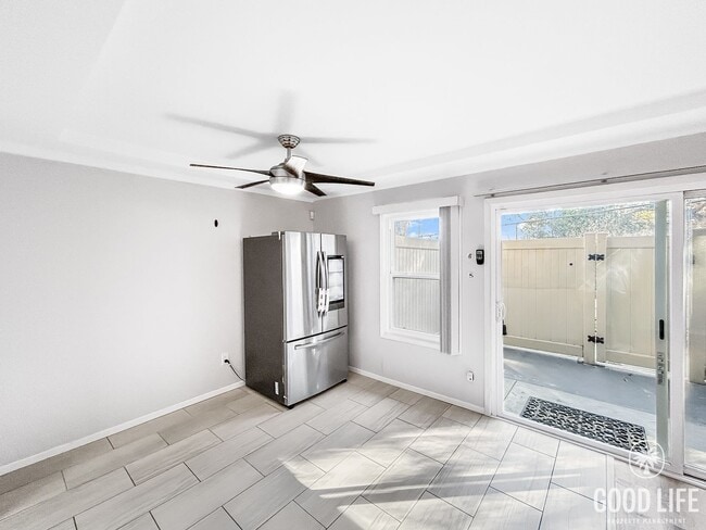 Building Photo - Stunning 2BD/2BA W/ Updated Kitchen, A/C, ...