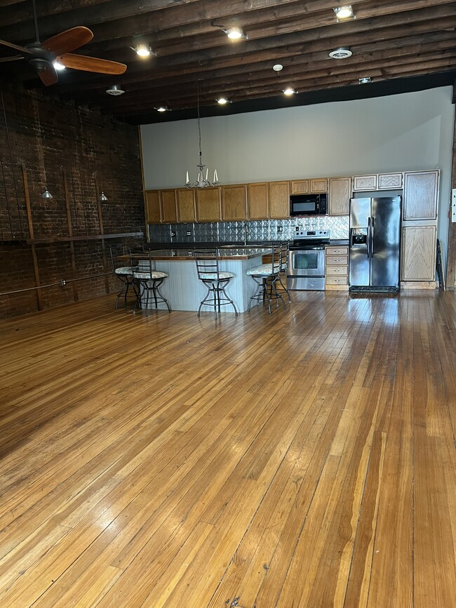 Building Photo - 921 Broad St