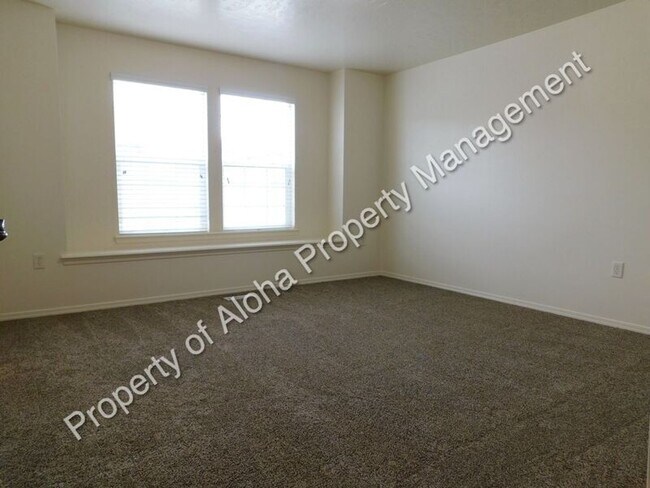 Building Photo - 1065 W Pine Ave