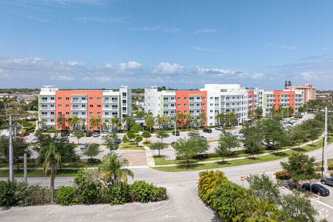 The Club at Crystal Lake - The Club at Crystal Lake Apartments