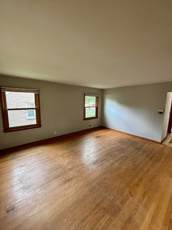 Foto del edificio - 3389 S Whitnall Ave