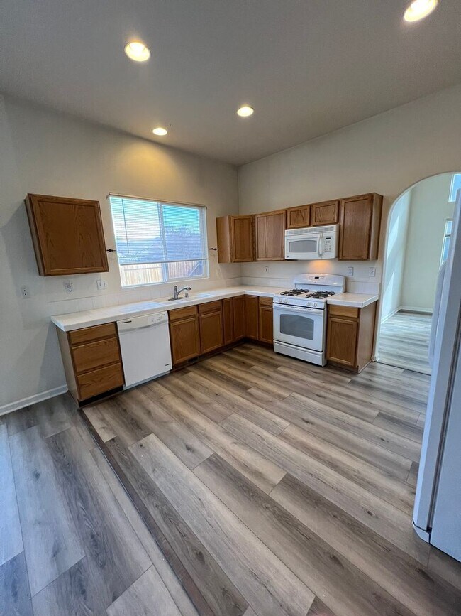 Foto del edificio - 9670 Oakley Lane - ALL NEW FLOORING THROUG...