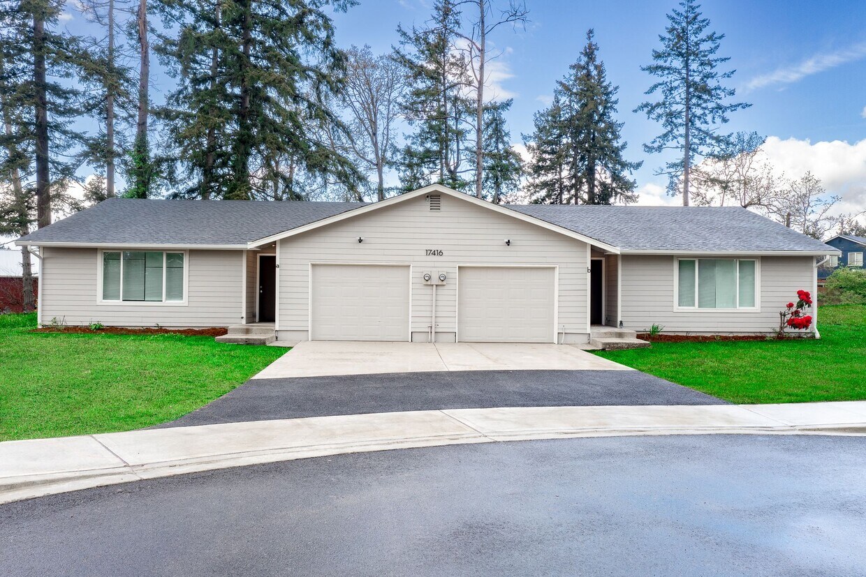 Foto principal - Modern & Updated 2-Bedroom, 1-Bath Duplex ...