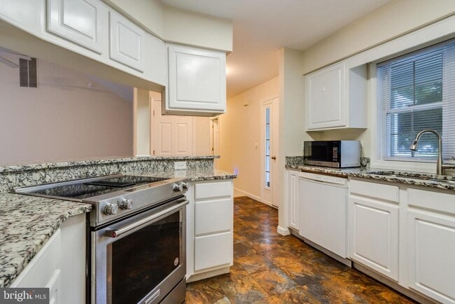 Building Photo - 37487 Burton Ct