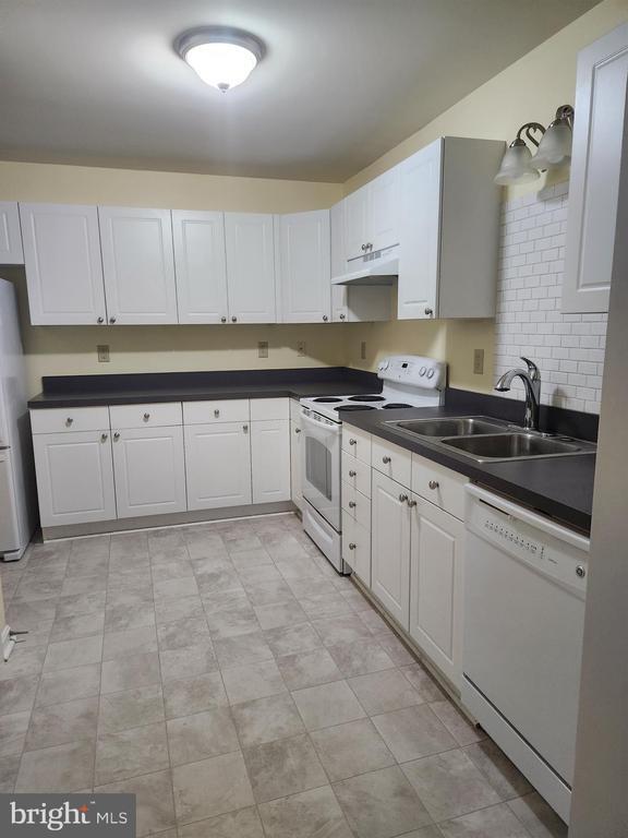 Foto del edificio - 1234 Oakwood Dr