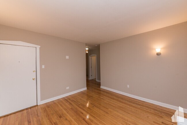 Building Photo - 6647 N Greenview Ave