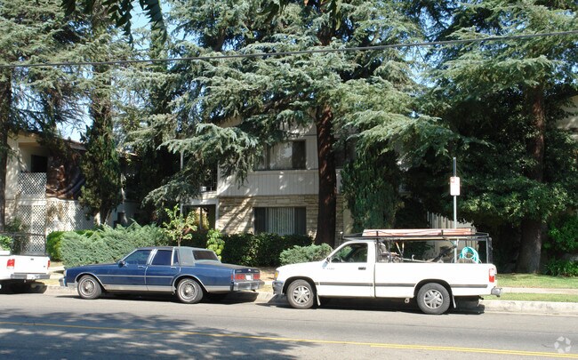 Foto del edificio - 5742 Hazeltine Ave