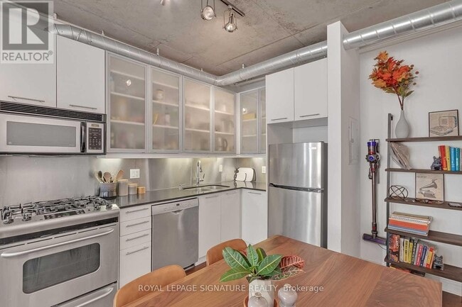 Building Photo - 533 Richmond St W