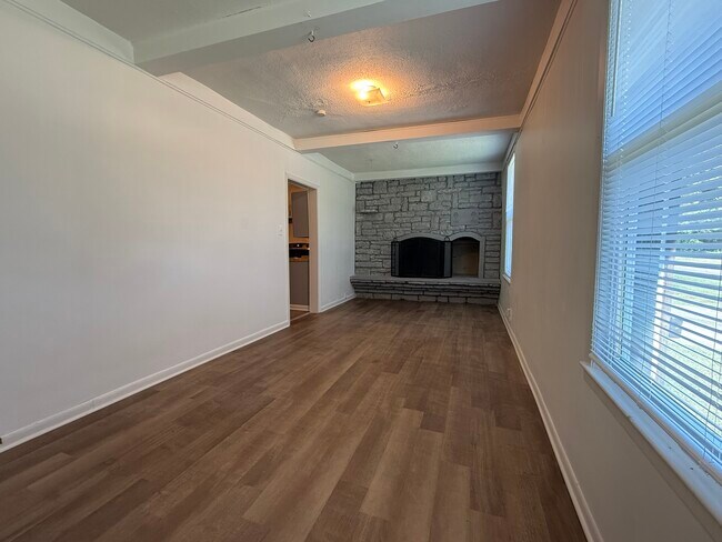 Foto del edificio - 8850 Woodland Dr
