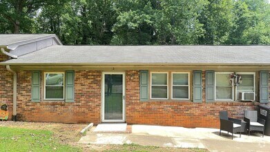 Building Photo - 2033 Fallsdale Dr