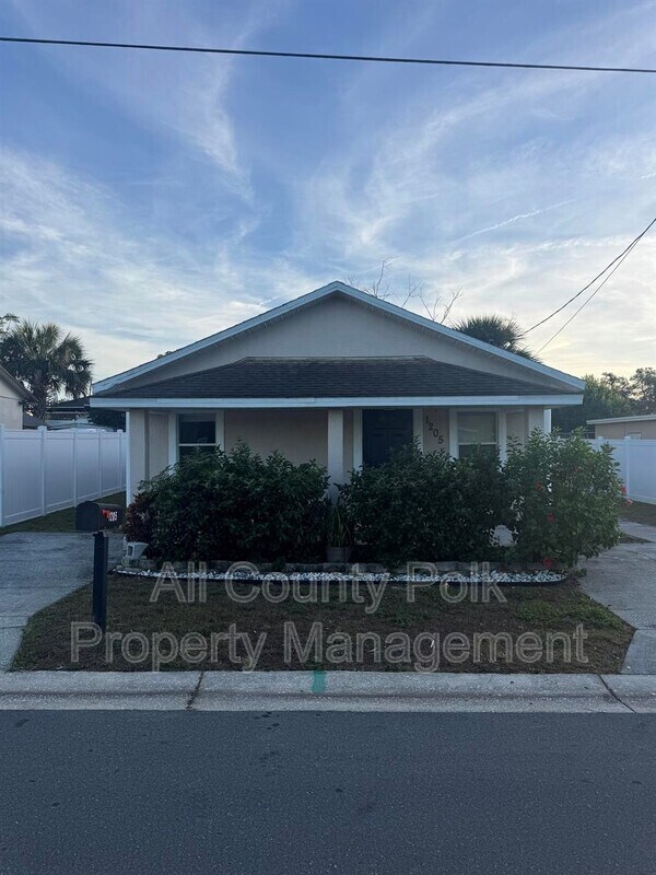 Foto principal - 1205 Ave F