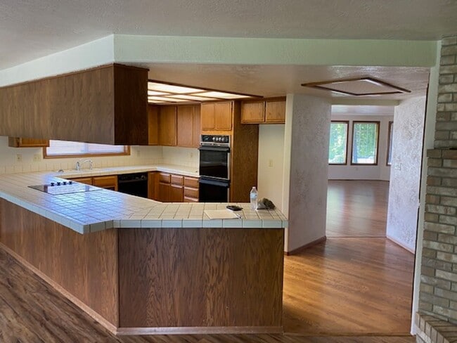 Foto del edificio - LARGE SINGLE FAMILY HOME, ONE LEVEL W/ FEN...