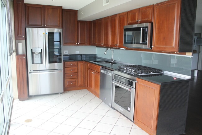 Foto del edificio - 9655 Woods Dr