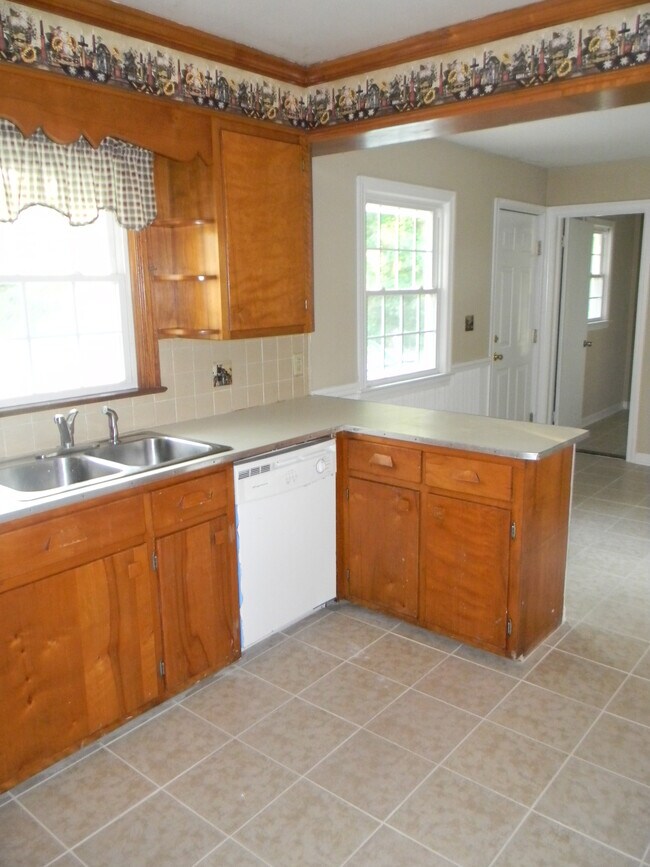 Building Photo - 127 Lakeview Dr