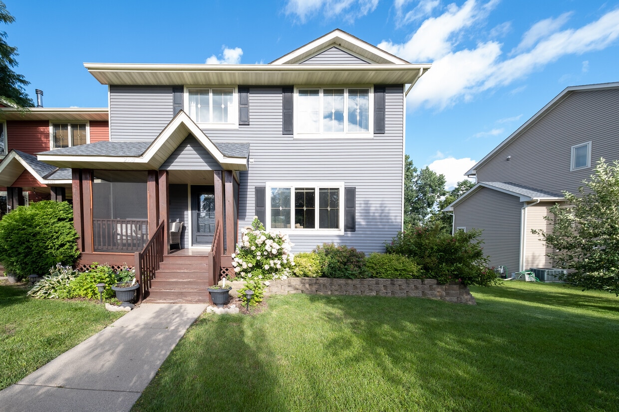 Primary Photo - 2550 Douglas Dr N