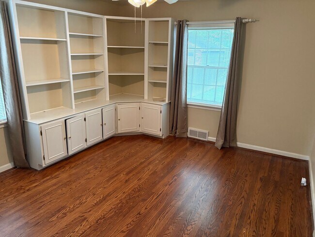 Building Photo - Charming Cape Cod Home in Beechwood Village