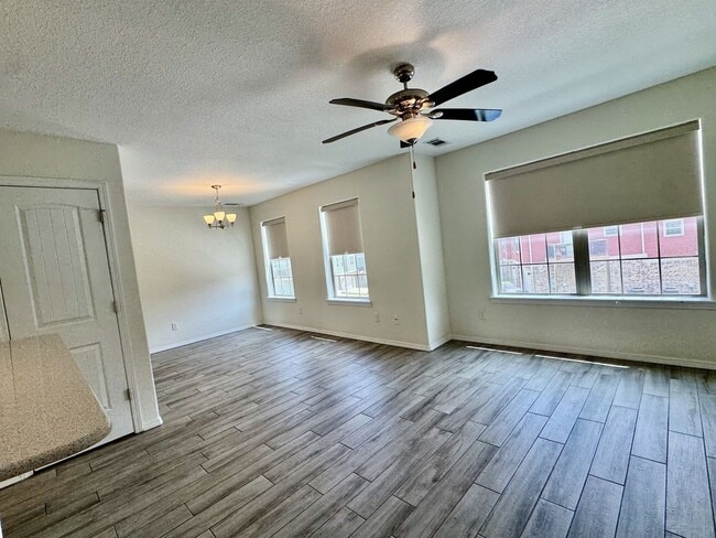 Building Photo - Nice 2 bedroom townhome close to I-49