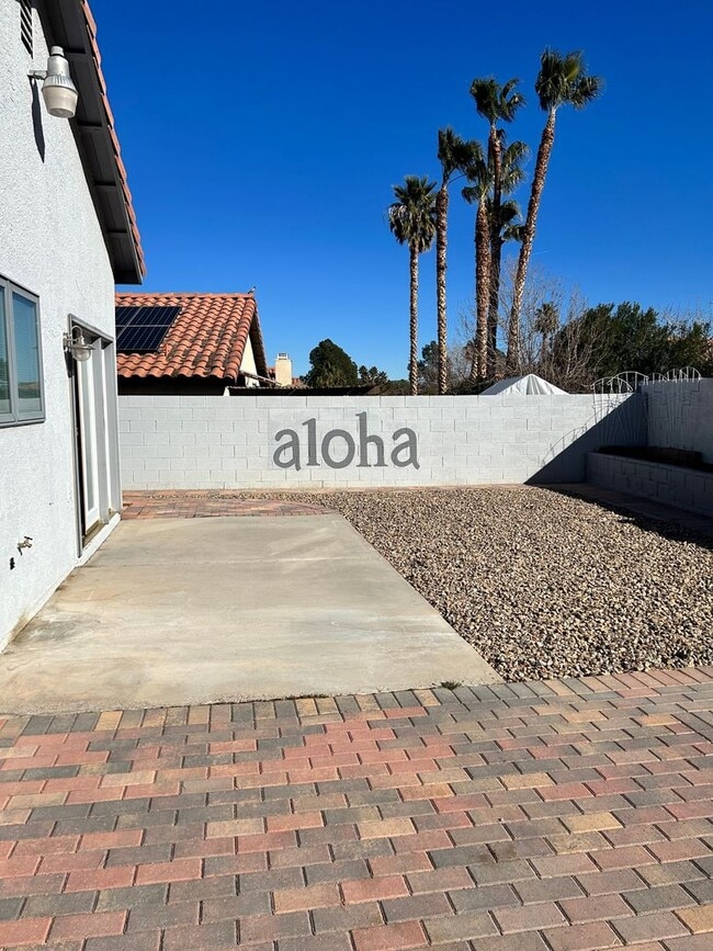 Building Photo - CHARMING 1 STORY - 2 BEDROOM HOME CLOSE TO...