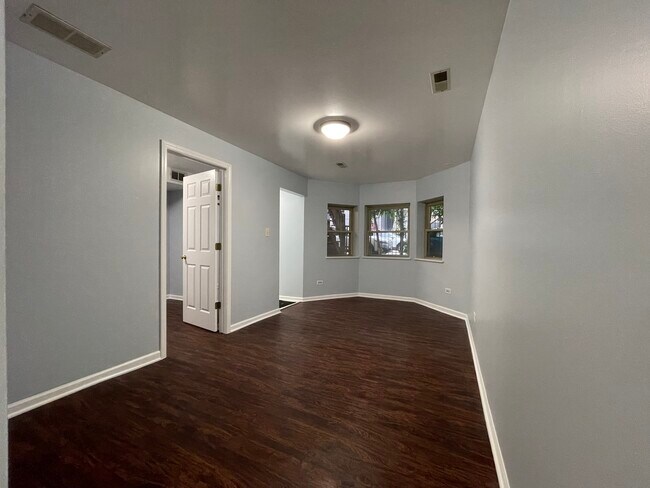 Building Photo - 3052 W Lyndale St
