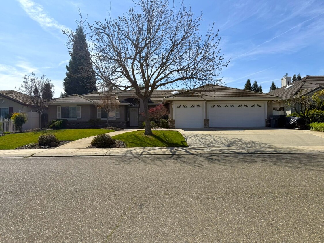 Primary Photo - $500 off 1st months' rent! Excellent 4 bdr...