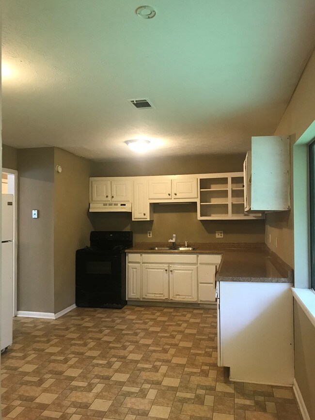 Building Photo - 31 E Eli Dr