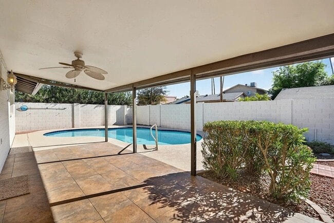 Building Photo - 1725 E La Jolla Dr