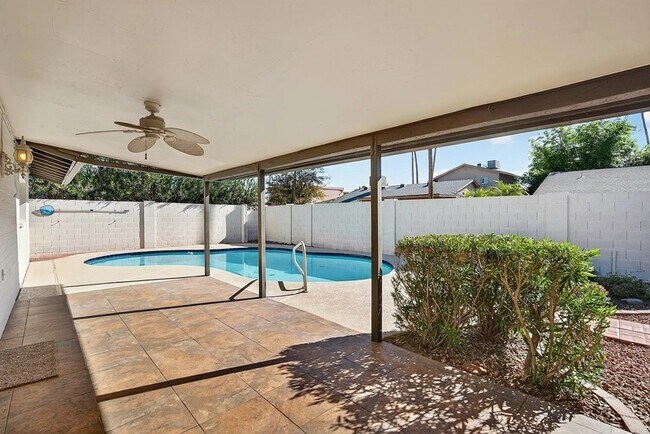 Foto del edificio - 1725 E La Jolla Dr