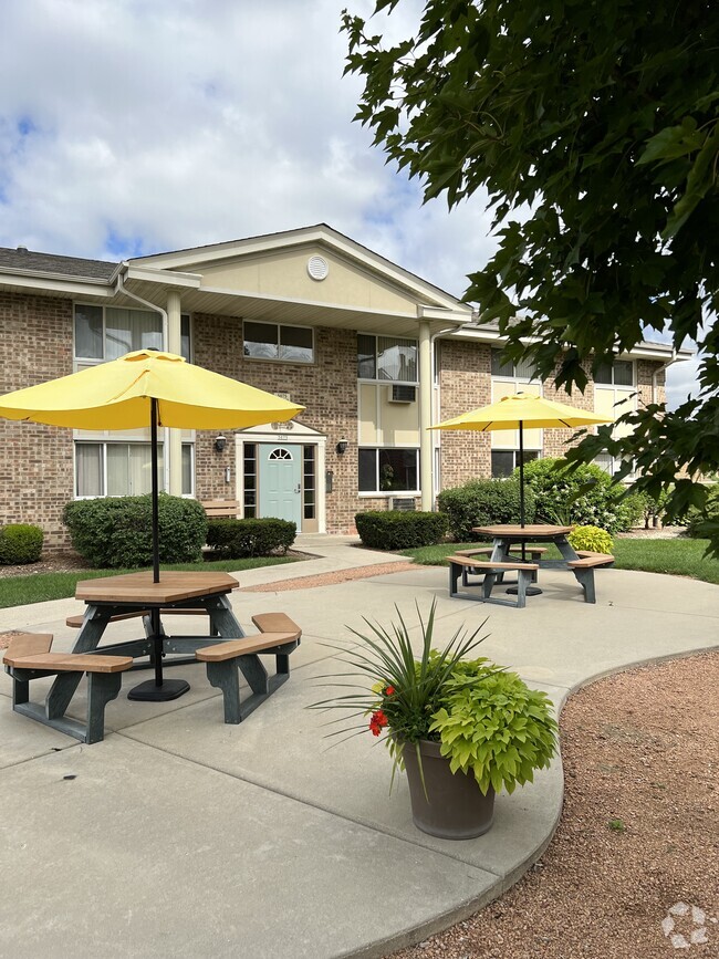 Courtyard with BBQ Patios - Village In The Park