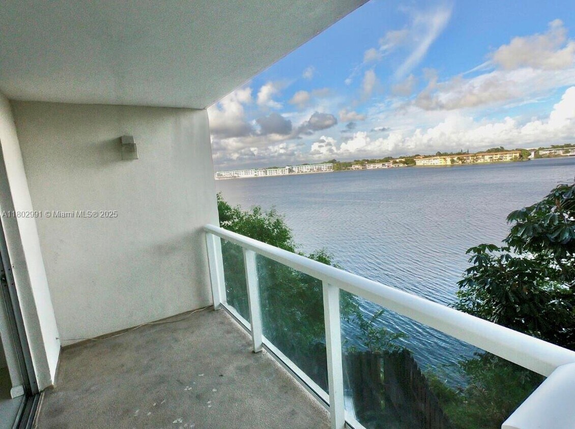 Foto principal - 1301 NE Miami Gardens Dr