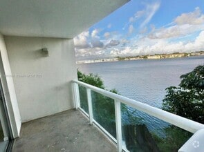 Building Photo - 1301 NE Miami Gardens Dr