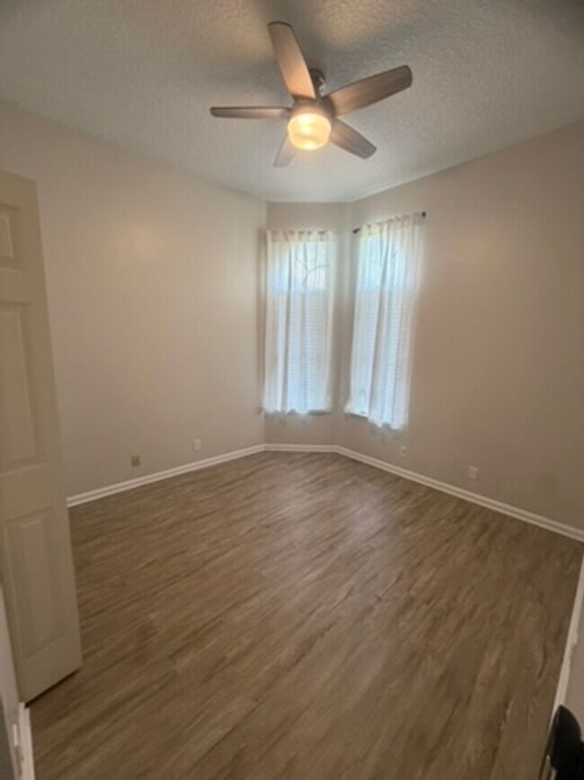 Building Photo - 4 Bed 2 Bath Move In Available 8/24