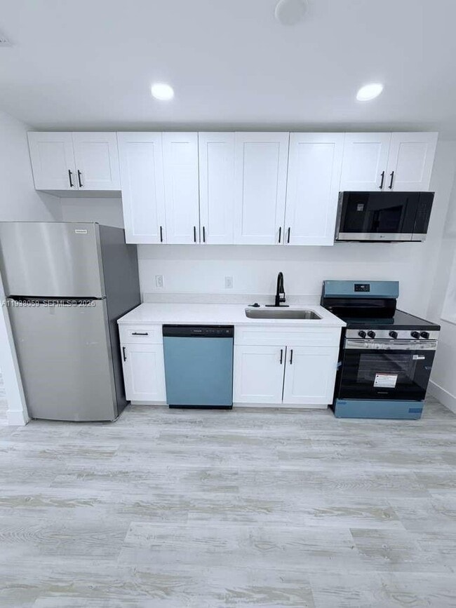 Building Photo - 134 SW 14th Ave