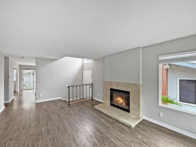 Building Photo - Spacious 3BD/2.5BA Townhouse in La Jolla W...